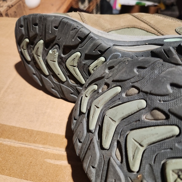 AHNU hiking shoes - Picture 2 of 6